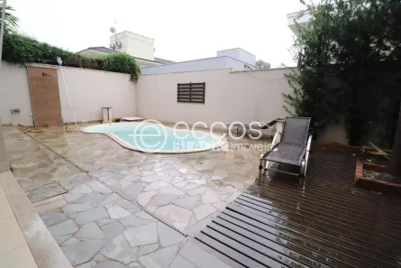 Casa de Condomínio com 4 Quartos para alugar, 270m² no Jardim das Palmeiras, Uberlândia
