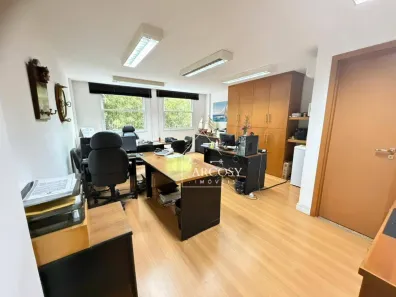 Sala Comercial à venda, 32m² no Quarteirão Brasileiro, Petrópolis