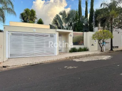 Casa com 3 Quartos para alugar, 298m² no Jardim Karaíba, Uberlândia
