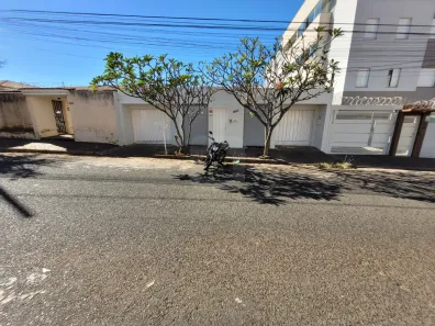 Casa com 3 Quartos à venda, 245m² no Santa Mônica, Uberlândia