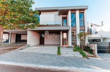 Sobrado com 4 Quartos à venda, 236m² no FAG, Cascavel