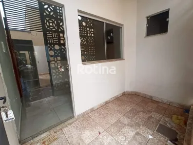 Casa com 3 Quartos para alugar, 50m² no Martins, Uberlândia