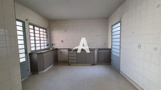 Casa com 3 Quartos para alugar, 140m² no Santa Mônica, Uberlândia