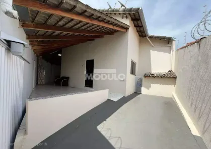 Casa com 3 Quartos para alugar, 70m² no Santa Rosa, Uberlândia