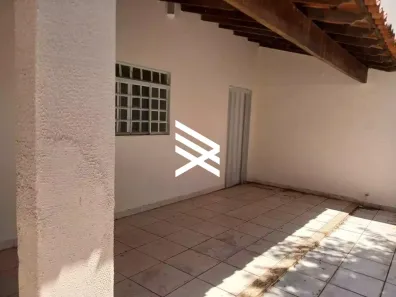 Casa com 3 Quartos para alugar, 160m² no Santa Mônica, Uberlândia