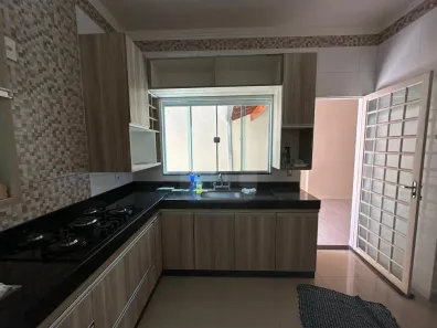 Casa com 3 Quartos à venda, 220m² no Jardim Patrícia, Uberlândia