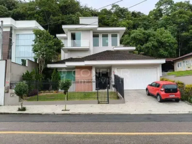 Casa com 5 Quartos para alugar, 281m² no São Marcos, Joinville