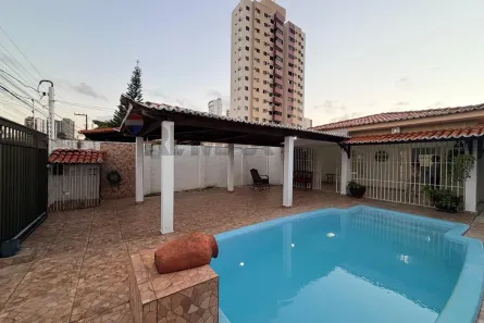 Casa com 3 Quartos para alugar, 194m² no Candelária, Natal