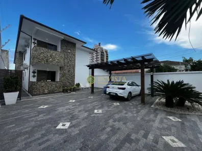 Casa com 9 Quartos à venda, 400m² no Balneário, Florianópolis