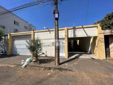 Casa com 5 Quartos para alugar, 220m² no Santa Mônica, Uberlândia