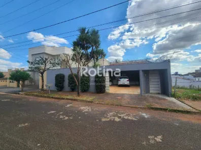 Casa com 3 Quartos para alugar, 233m² no Jardim Colina, Uberlândia