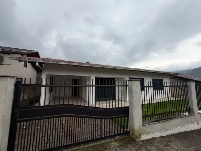 com 3 Quartos para alugar, 180m² no Centro, Rodeio