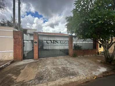 Casa com 3 Quartos à venda, 160m² no Universitário, Londrina