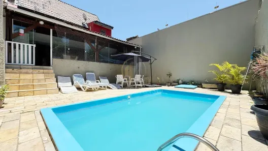 Sobrado com 4 Quartos para alugar, 260m² no Guaratuba, Guaratuba