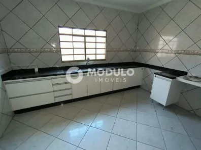 Casa com 3 Quartos para alugar, 120m² no São Jorge, Uberlândia