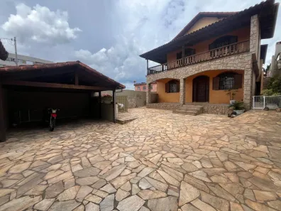 Casa com 5 Quartos à venda, 250m² no Santa Helena (Barreiro), Belo Horizonte