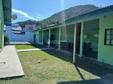 Casa com 3 Quartos para alugar, 450m² no Sambaqui, Florianópolis