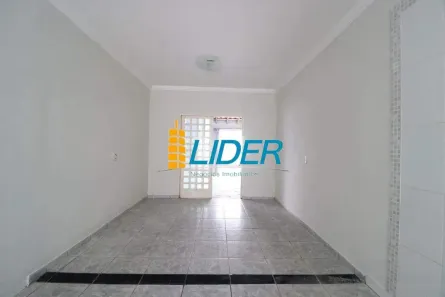 Casa com 2 Quartos para alugar, 70m² no Jardim Europa, Uberlândia