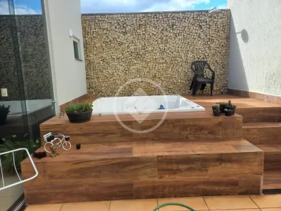 Sobrado com 4 Quartos à venda, 300m² no Alto Umuarama, Uberlândia
