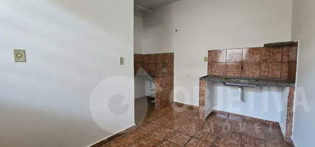 Casa com 2 Quartos para alugar, 50m² no Centro, Uberlândia