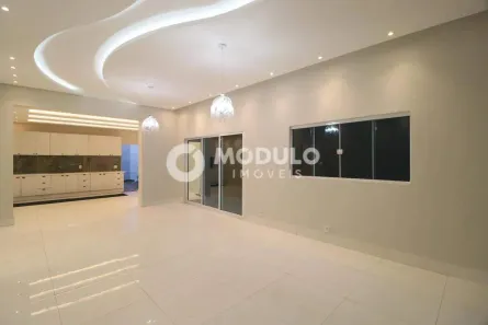 Casa com 3 Quartos para alugar, 220m² no Daniel Fonseca, Uberlândia