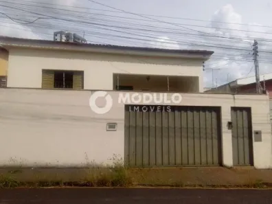 Casa com 4 Quartos para alugar, 200m² no Tabajaras, Uberlândia