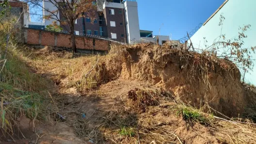 Lote/Terreno à venda, 360m² no Arvoredo 2ª Seção, Contagem