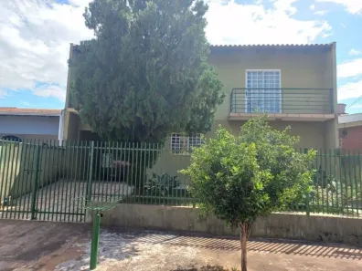 Sobrado com 3 Quartos para alugar, 210m² no Califórnia, Londrina