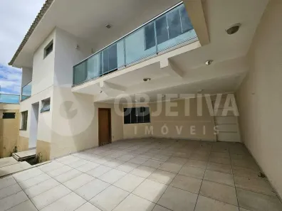 Casa com 4 Quartos para alugar, 600m² no Daniel Fonseca, Uberlândia