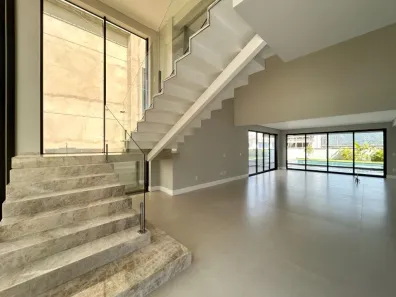 Casa de Condomínio com 4 Quartos à venda, 400m² no Santa Regina, Camboriú