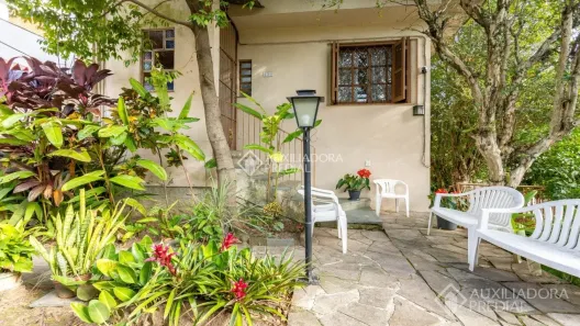 Casa com 2 Quartos à venda, 110m² no Passo da Areia, Porto Alegre