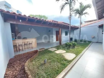 Casa com 3 Quartos à venda, 170m² no Chácaras Tubalina e Quartel, Uberlândia