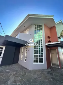 Casa com 4 Quartos para venda ou aluguel, 360m² no Nossa Senhora Medianeira, Santa Maria