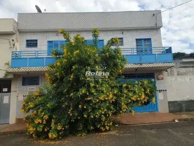Apartamento com 6 Quartos para alugar, 220m² no Umuarama, Uberlândia