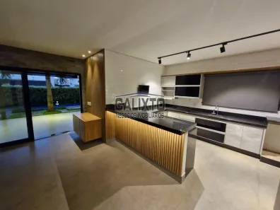 Casa de Condomínio com 4 Quartos à venda, 300m² no Aclimação, Uberlândia