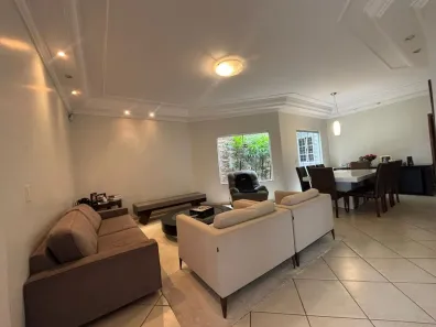 Casa com 3 Quartos à venda, 219m² no Jardim Karaíba, Uberlândia