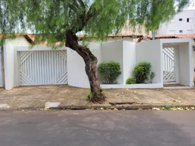 Casa com 3 Quartos para alugar, 105m² no Jardim Patrícia, Uberlândia