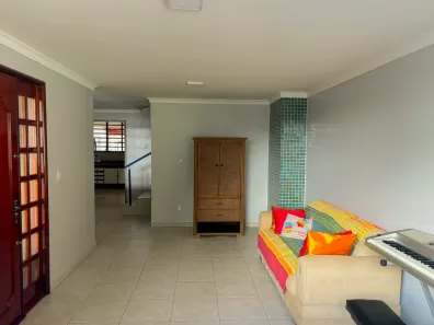 Sobrado com 4 Quartos à venda, 350m² no Vila Lucy, Goiânia