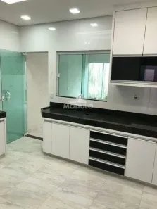Casa com 3 Quartos para alugar, 146m² no Jardim Europa, Uberlândia