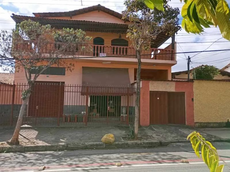 Casa com 4 quartos — Santa Mônica, Belo Horizonte