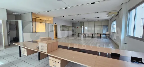 Sala Comercial para alugar, 211m² no Tabajaras, Uberlândia