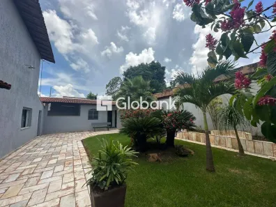Casa com 6 Quartos para alugar, 320m² no Monte Carmelo, Montes Claros