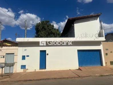 Casa com 6 Quartos para alugar, 210m² no Delfino Magalhães, Montes Claros