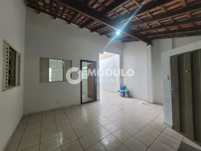Casa com 2 Quartos para alugar, 100m² no Santa Mônica, Uberlândia