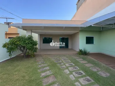 Casa com 3 Quartos para alugar, 242m² no Nossa Senhora Aparecida, Uberlândia