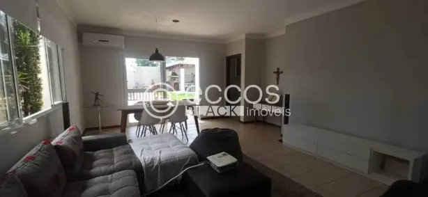 Casa com 3 Quartos à venda, 322m² no Jardim Karaíba, Uberlândia