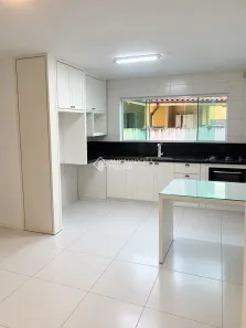 Apartamento com 2 Quartos para alugar, 70m² no Carianos, Florianópolis