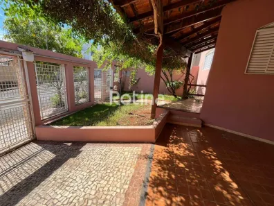 Casa com 3 Quartos para alugar, 140m² no Fundinho, Uberlândia