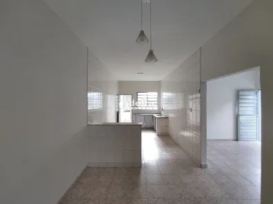 Casa com 3 Quartos para alugar, 100m² no Presidente Roosevelt, Uberlândia