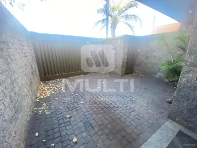 Casa com 3 Quartos para alugar, 250m² no Santa Mônica, Uberlândia